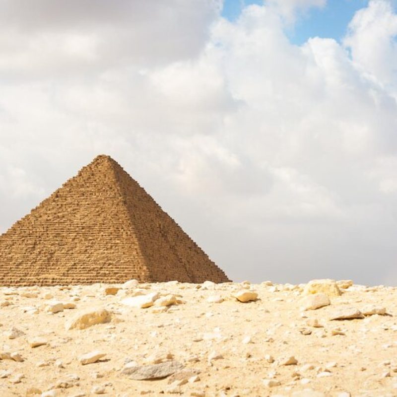 tourists-horseback-near-pyramid-egypt-gizacairo_564806-341.jpg
